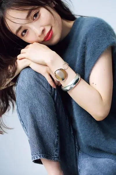 泉里香さん グレーコーデに赤リップ