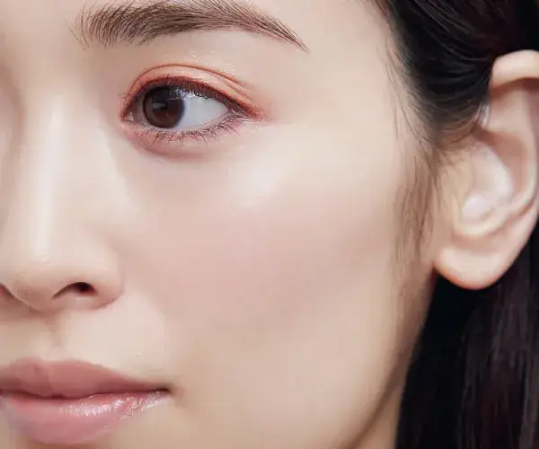 画面越しでも明るい表情にしたい→ コーラルチークを黒目少し外側の下にオン