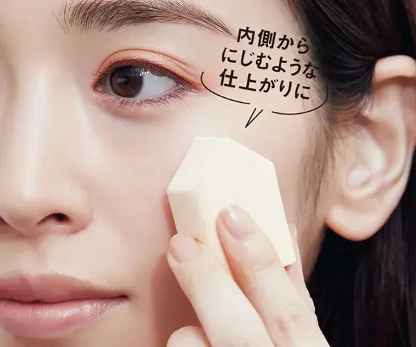 画面越しでも明るい表情にしたい→ コーラルチークを黒目少し外側の下にオン